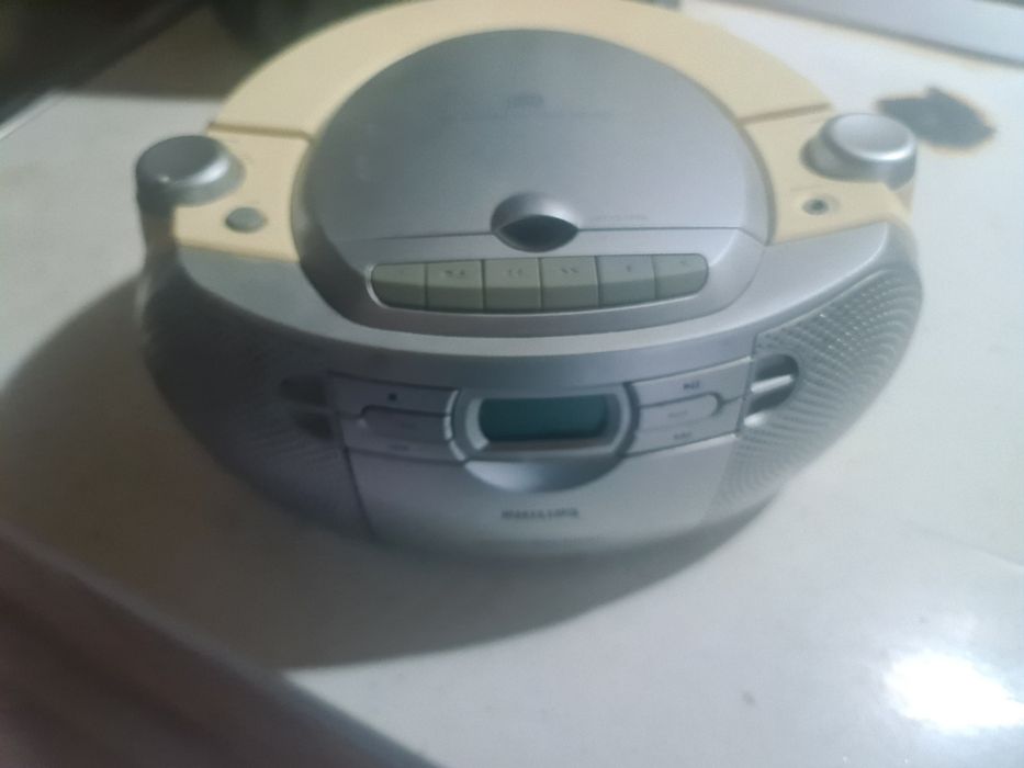 Vând 2 radio unu este cu caseta și tidi cel negru este doar radio