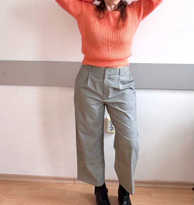 Блуза в прасковен корал и панталон Club Monaco със широки крачоли