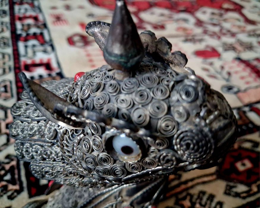 Колекция от четири артефакта, статуетки и нож