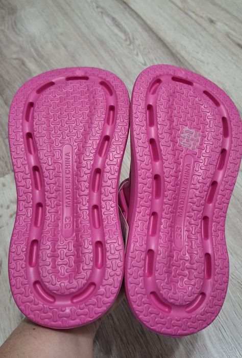 Vând slapi fete tip crocs