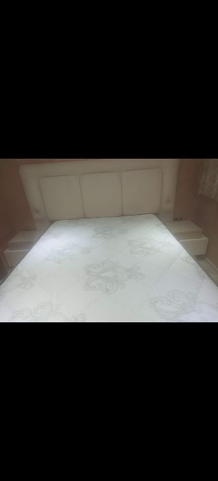 Тапицирана спалня +2нощни шкафчета +матрак