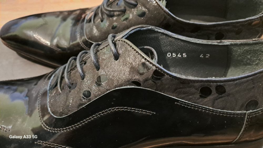 Vand pantofi noi, din piele naturală lacuită, pentru bărbați.