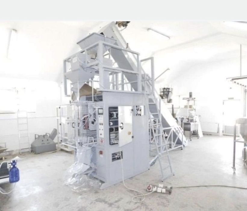 Masină ambalat insacuit automata și semiautomata