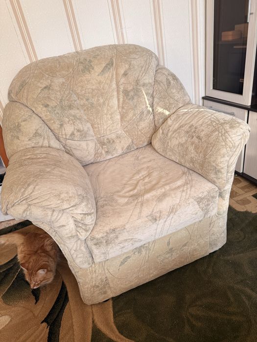 Продам диван с креслом.
