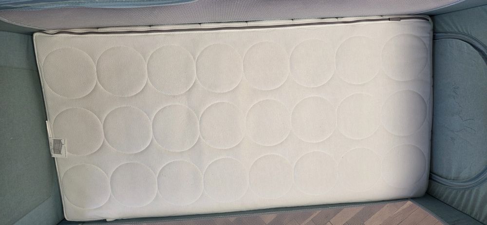 Матрак с протектор за бебешко легло от Икеа