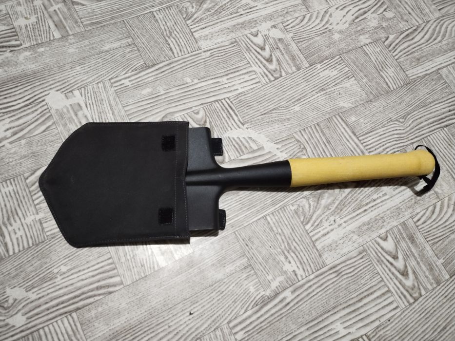 Сапёрная лопата в чехле.