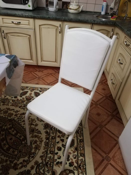 Продам стулья белые в отличном состояний