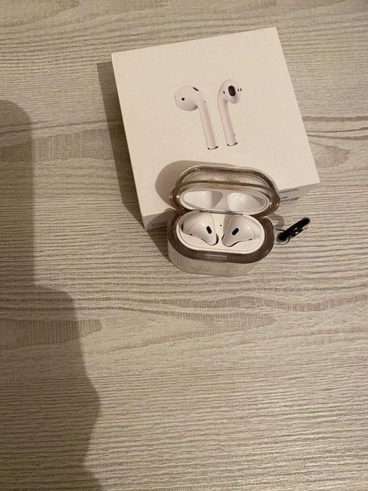 Продается AirPods 2-го поколения.
