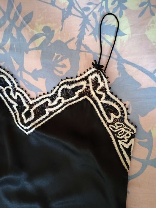 Две нови ефектни сатенени нощници, розова и черна, с дантели, р-р М