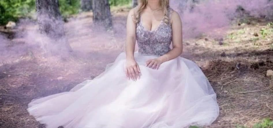 Розова бална рокля