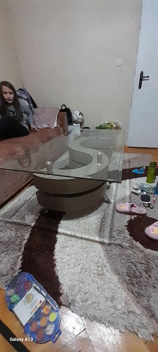 Холна маса със стъклено покритие