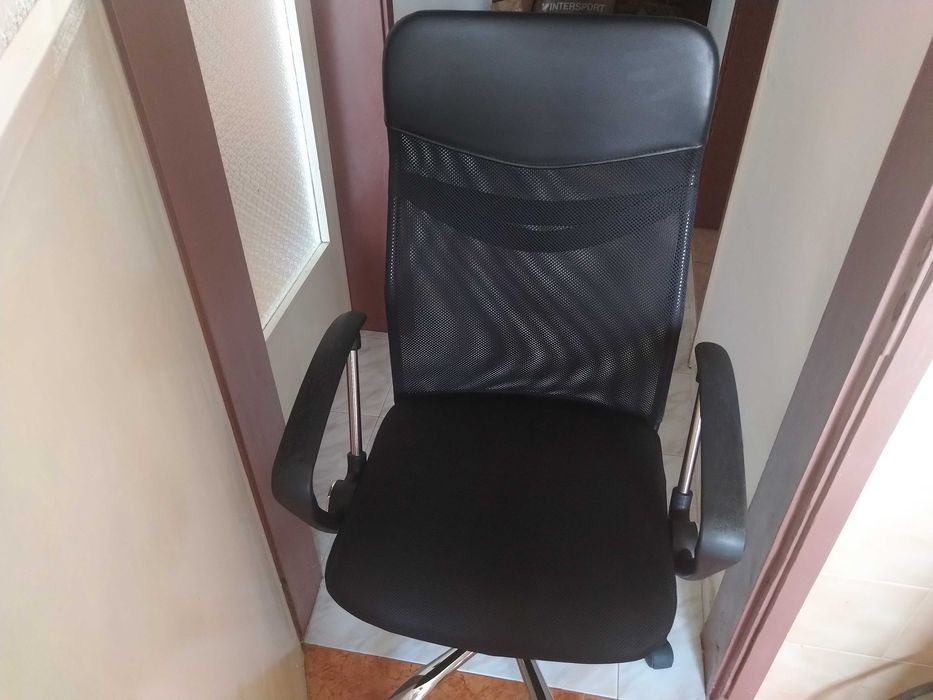 Oфис стол черен & елегантен