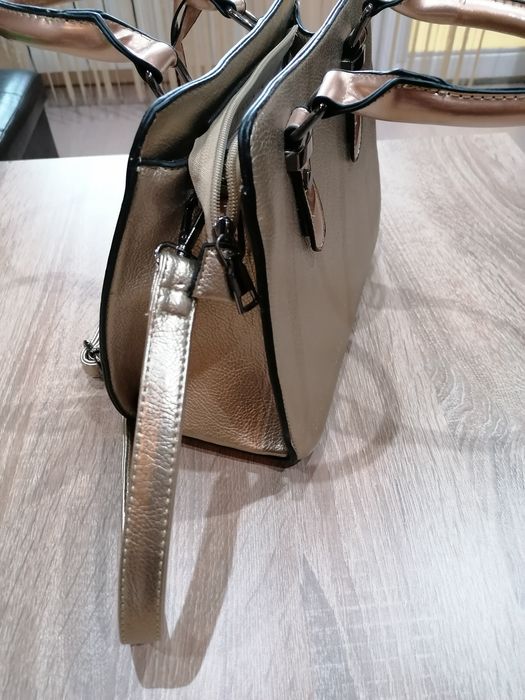 Златиста дамска чанта