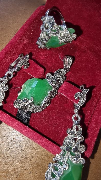 Продам очень красивый серебряный набор