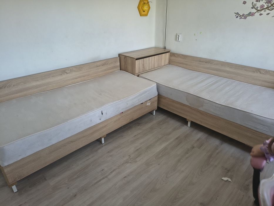 Paturi pe colt plus noptiera