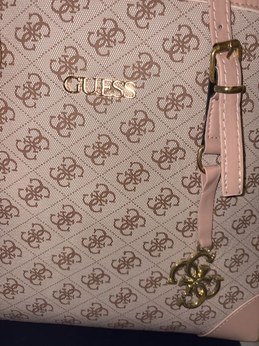 Geanta Guess.