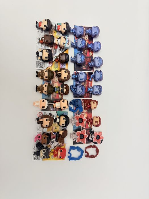 Фигурки из киндер Джоя из коллекции очень странные дела