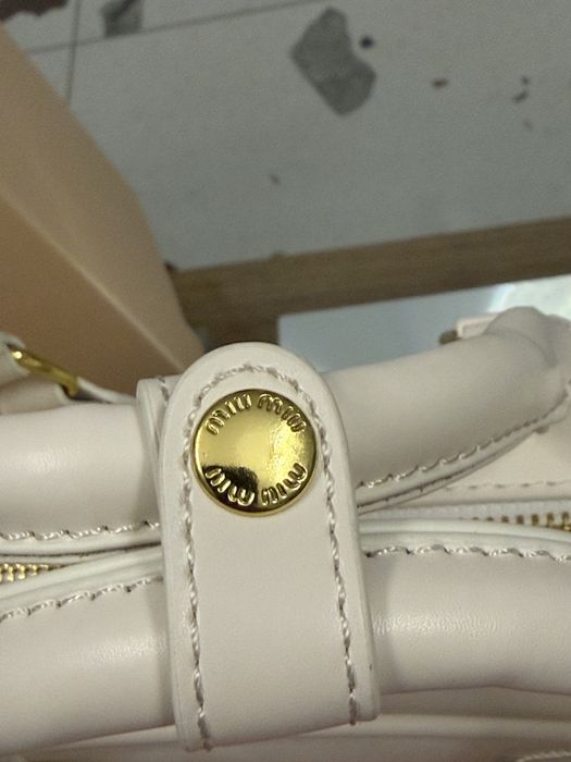 Geanta Miu Miu alba cu scris auriu