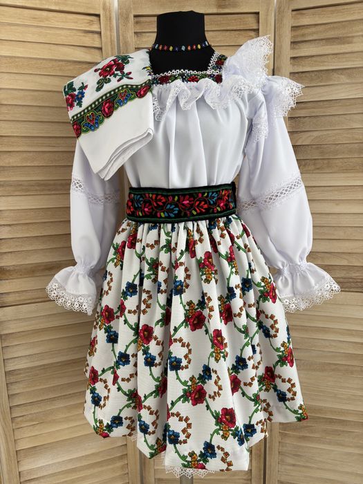 Costum popular pentru doamne și domnișoare de Maramureș
