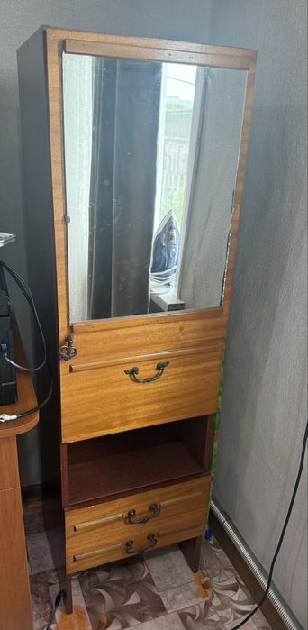 Тумбочка и шкаф с зеркалом