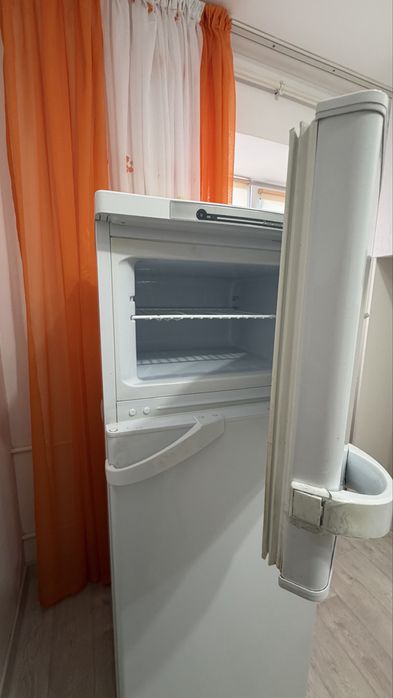Продам двухкамерный холодильник Indesit