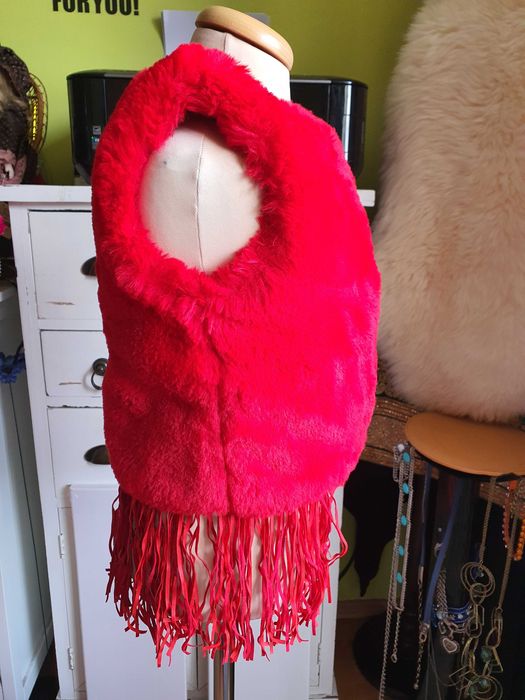 Vesta rosie din blană artificiala foarte, foarte moale varsta 5+