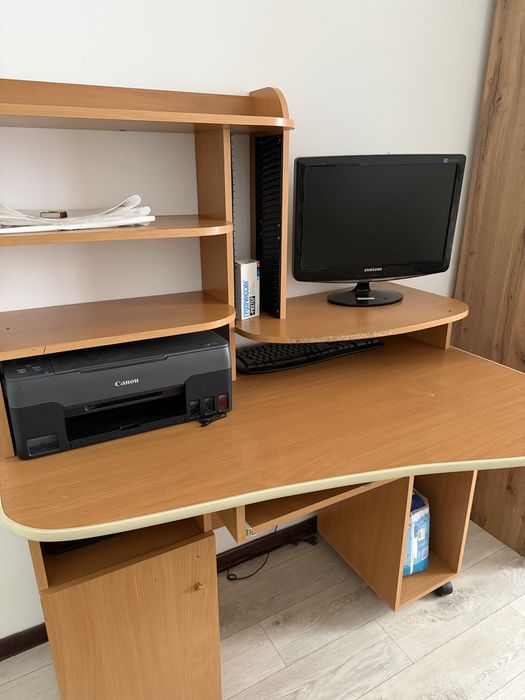 Компьютерный стол с полками