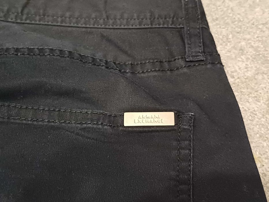 Pantaloni Armani Exchange pentru cunoscatori