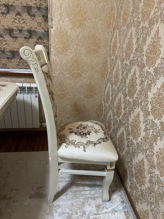 Продаётся стол с стульями