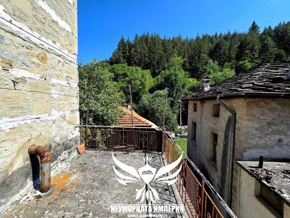 Продавам триетажна къща 150РЗП с 155кв. двор в село Малево