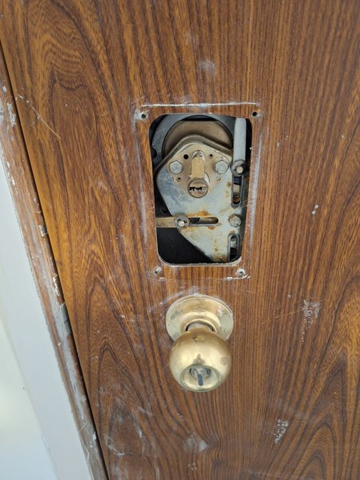 Lacatus Deblocari Si Reparatii Usi Metalice/Termopan