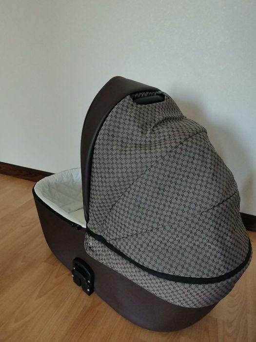 Продам коляску с люлькой + стул для кормления 2/1