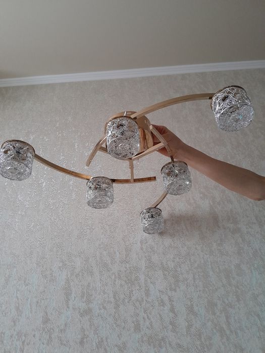 Продам люстры одно и шестиплафонные