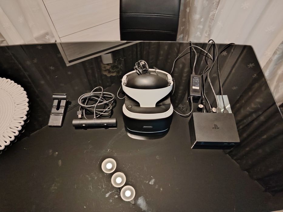 Ps4 vr 1 ochelari, camera, statia si cablurile necesare functiunii.