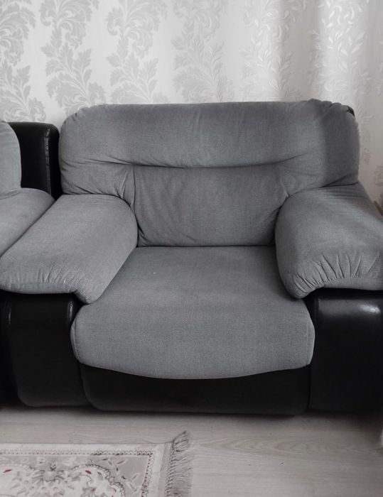 Продам диван с двумя креслами