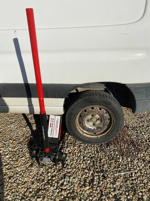 Cric hidraulic 5.5 tone auto pret 799 lei