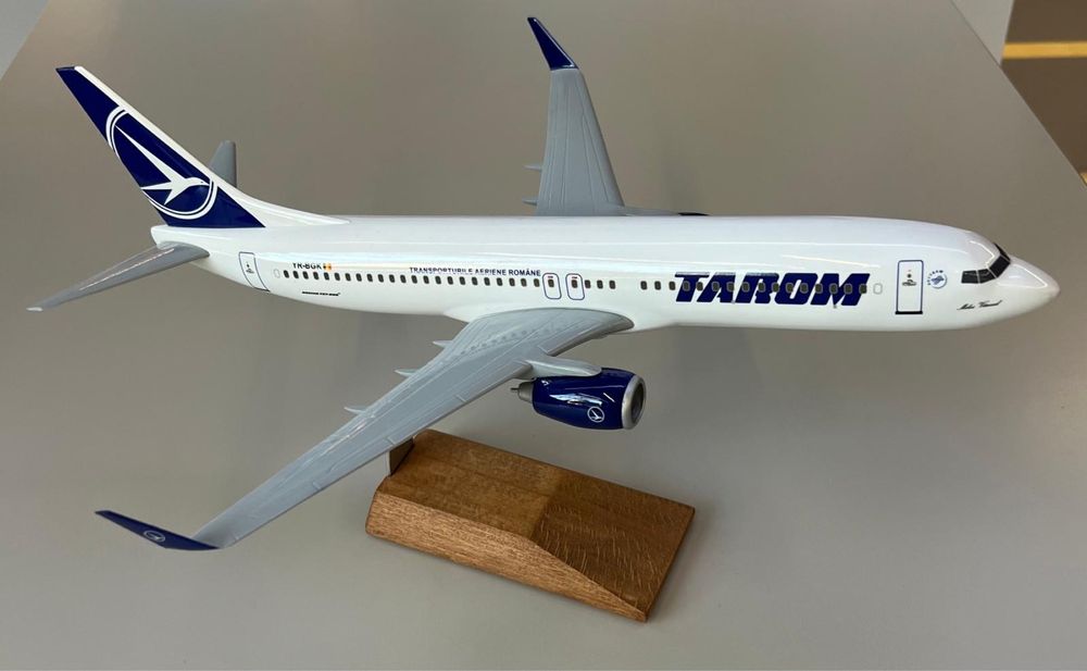 Macheta : Tarom Boeing 737-800 YR-BGK Mihai Viteazul - model 1:100-