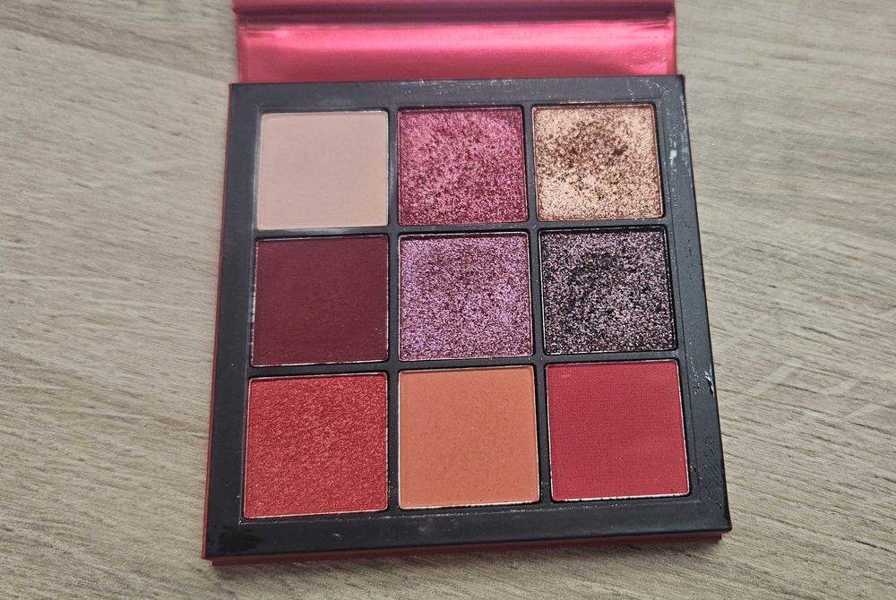 Палитра сенки за очи Huda beauty