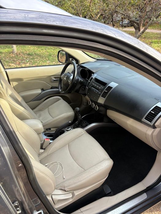 Mitsubishi Outlander SUV ECHIPARE FULL
