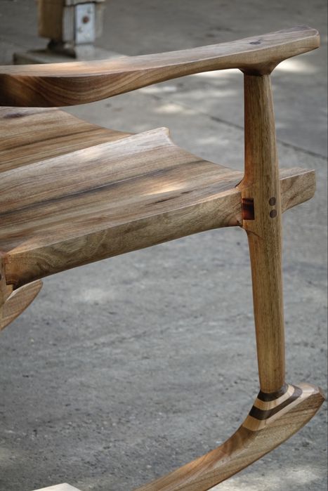 Scaun balansoar din lemn masiv de nuc