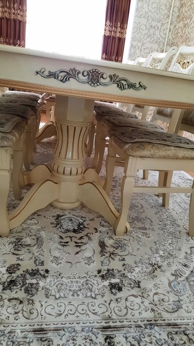 Продаётся стол и стулья