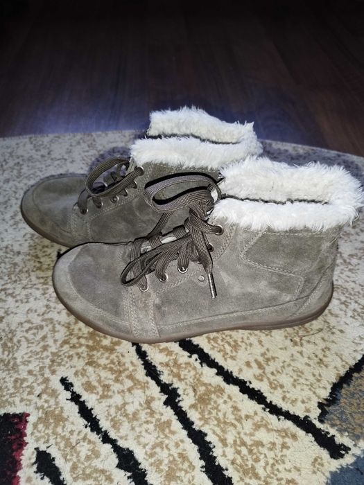 Ghete pentru damă din piele întoarsă cu blană