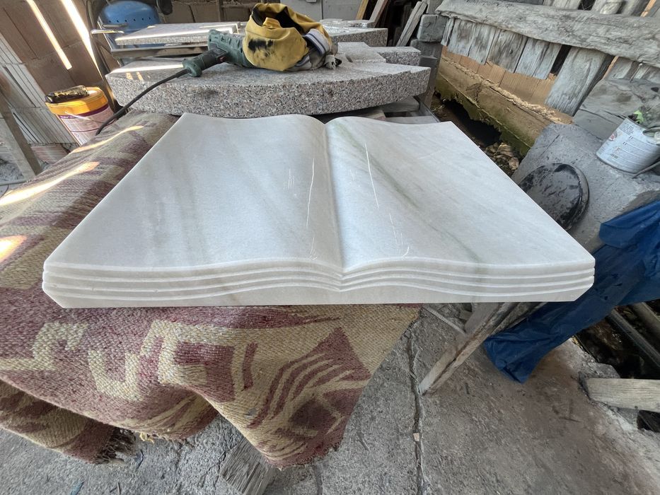 Marmura, monumente funerare, piatra