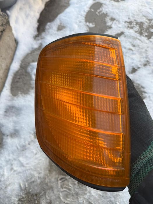 Желтый правый поворотник на w124 мерседес