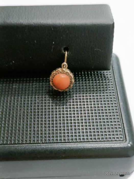 Vind cercei din aur 8kt cu coral natural