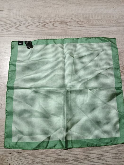 Batistă Hugo Boss pentru costum.