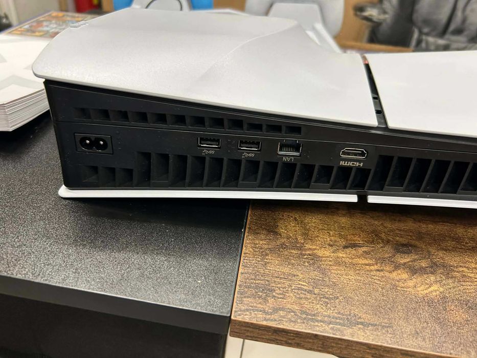 Sony Playstation 5 1TB с 2 джойстика, зарядна станция, 2 игри и всички кабели