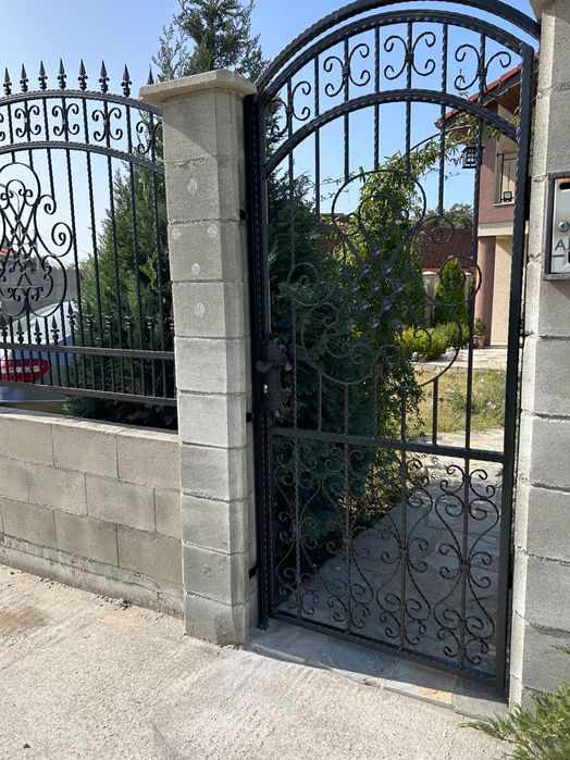 Дворна порта от ковано желязо