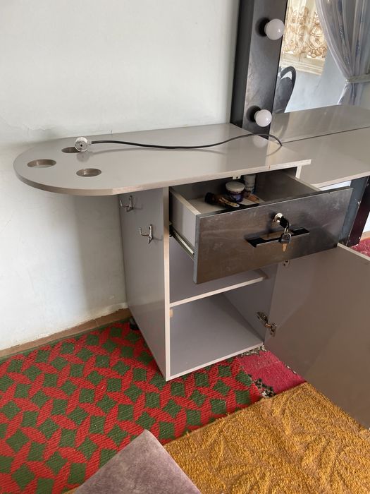 Pardoz oynasi sotiladi sifatli va qòlda ishlangan.