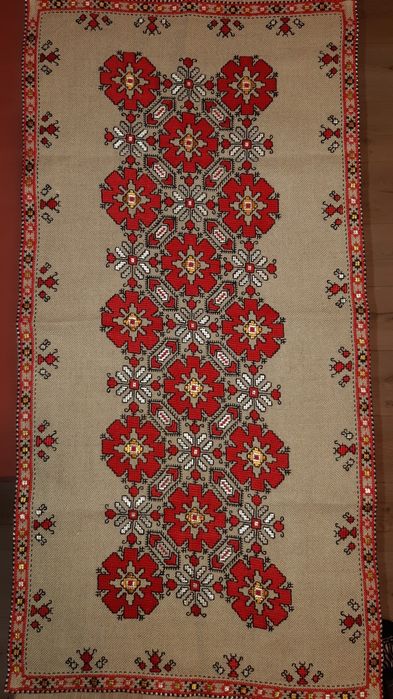 Тишлайфер, ръчна бродерия